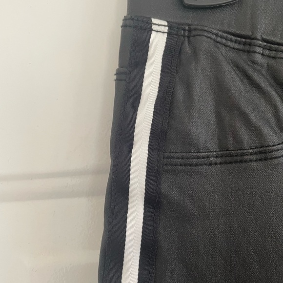 Q2 UNIQUE DENIM  Leatherette Effect Skinny Pants Size M 42 - Picture 3 of 6